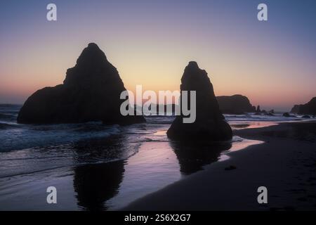 Am Bandon Beach gegen Sonnenuntergang im Bundesstaat Oregon ist eine malerische Landschaft voller Meeresschichten zu sehen. Stockfoto
