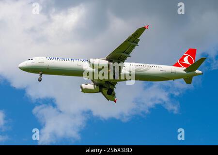 SANKT PETERSBURG, RUSSLAND - 02. JUNI 2022: Airbus A321-200 (TC-JRJ) der Turkish Airlines auf Gleitwegen bei bewölktem Himmel Stockfoto
