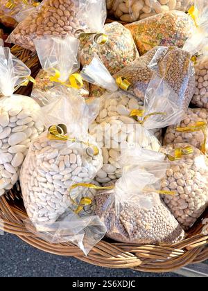 Säcke mit Bohnen im Korb. Sorten von Linsen, Bohnen, Kichererbsen. Essen und Markt. Gesunde Ernährung. Protein und Protein. Stockfoto