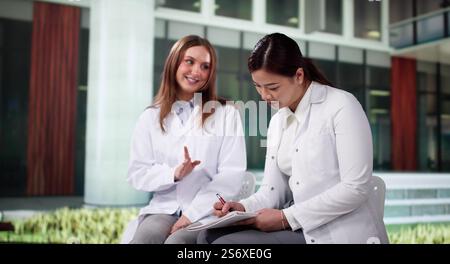 Universitätsstudenten In Krankenschwester- Und Ärzteuniformen Außerhalb Des Campus Während Der Pause Stockfoto