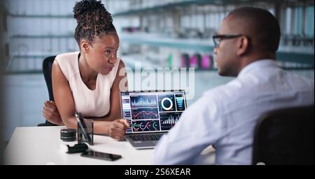 African American Data Analyst mit Data Analytics KPI Dashboard Stockfoto