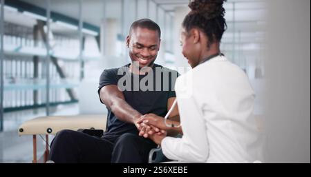 Gesundheitsfürsorge Arzt Und Glücklicher Männlicher Patient Stockfoto