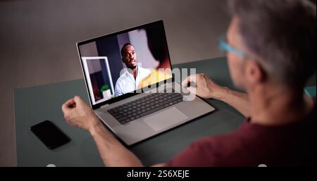 Hohe Betrachtungswinkel und der junge Mann Video auf Laptop zu Hause Stockfoto