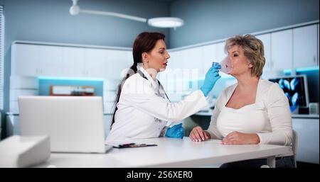 Asthma COPD Atemzerstäuber und Maske vom Arzt oder von der Krankenschwester gegeben Stockfoto