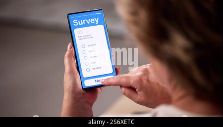 Digital Online Research Survey Form Auf Dem Handy-Bildschirm Stockfoto