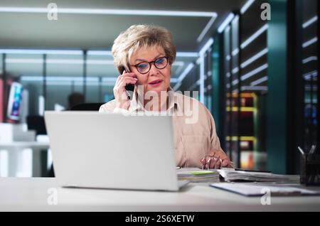 Buchhalterin, Frau, Die Telefoniert Mit Dem Kunden Stockfoto