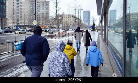 Warschau, Polen. 12. Januar 2025. Leute auf der Straße. Menschen unterschiedlichen Alters und Nationalitäten laufen im Winter durch die Innenstadt. Stockfoto