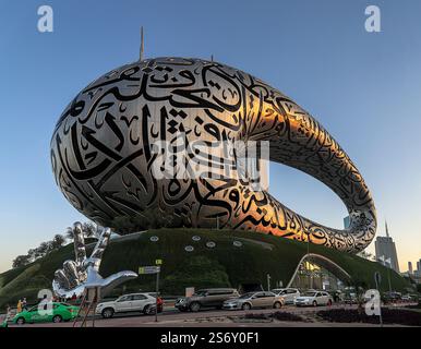 Dubai, VAE - 24. Februar. 2023: Die futuristische Architektur des Museums der Zukunft mit arabischer Kalligraphie in der Nachmittagssonne. Stockfoto