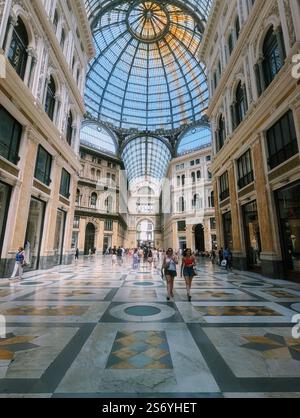 Die atemberaubende Galleria Umberto I - ein architektonisches Meisterwerk aus Renaissance und Barock, gekrönt von einer atemberaubenden Glaskuppel. Stockfoto