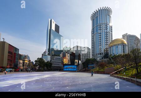 Shanghai, China. Januar 2025. Blick auf den Century Square entlang der Nanjing Road Fußgängerzone im Stadtzentrum Stockfoto