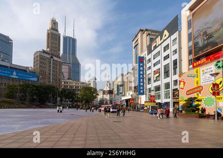 Shanghai, China. Januar 2025. Blick auf den Century Square entlang der Nanjing Road Fußgängerzone im Stadtzentrum Stockfoto