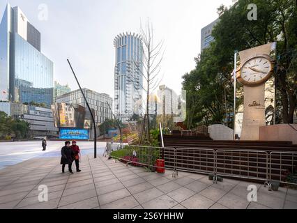 Shanghai, China. Januar 2025. Blick auf den Century Square entlang der Nanjing Road Fußgängerzone im Stadtzentrum Stockfoto