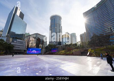 Shanghai, China. Januar 2025. Blick auf den Century Square entlang der Nanjing Road Fußgängerzone im Stadtzentrum Stockfoto