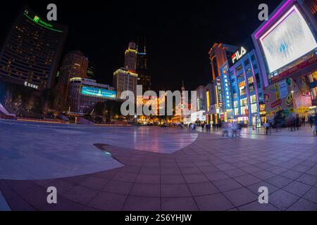 Shanghai, China. Januar 2025. Blick auf den Century Square entlang der Nanjing Road Fußgängerzone bei Nacht im Stadtzentrum Stockfoto