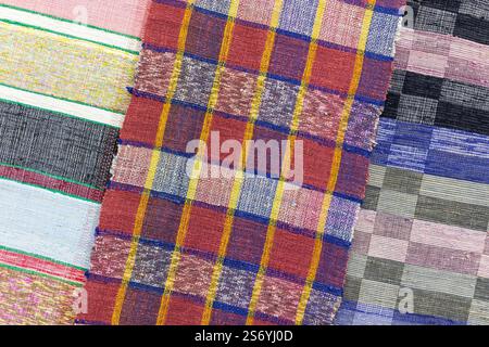 Auswahl an Stoffen mit karierten Mustern, farbenfrohe Hintergrundfotos Stockfoto