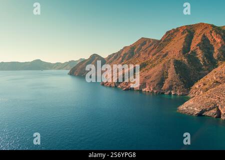 Berglandschaft mit felsiger Meereslandschaft. Panoramablick aus der Vogelperspektive nach Westen von El Portus und Morena Beach. Murcia, Spanien Stockfoto