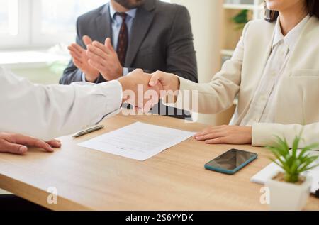 Nahaufnahme Des Geschäftsteams, Das Sich Bei Der Besprechung Im Büro Die Hände Schüttelt Stockfoto