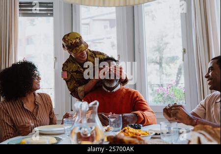 US-Veteranin Frau Homecoming. Eine junge Frau, die aus dem Militärdienst zu ihrer Familie zurückkehrt. Soldatinnen, die nach Hause gehen, um Zeit mit ihr zu verbringen Stockfoto