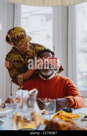 US-Veteranin Frau Homecoming. Eine junge Frau, die aus dem Militärdienst zu ihrer Familie zurückkehrt. Soldatinnen, die nach Hause gehen, um Zeit mit ihr zu verbringen Stockfoto