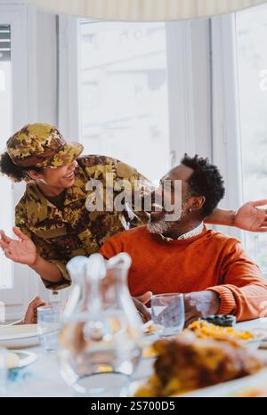 US-Veteranin Frau Homecoming. Eine junge Frau, die aus dem Militärdienst zu ihrer Familie zurückkehrt. Soldatinnen, die nach Hause gehen, um Zeit mit ihr zu verbringen Stockfoto