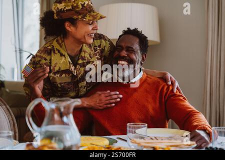 US-Veteranin Frau Homecoming. Eine junge Frau, die aus dem Militärdienst zu ihrer Familie zurückkehrt. Soldatinnen, die nach Hause gehen, um Zeit mit ihr zu verbringen Stockfoto