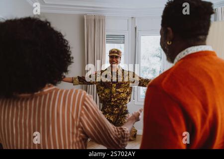 US-Veteranin reist zum Militärdienst. Junge Soldatinnen, die die Familie nach den Ferien verlassen und begrüssen. Stockfoto