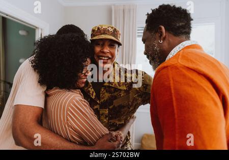 US-Veteranin reist zum Militärdienst. Junge Soldatinnen, die die Familie nach den Ferien verlassen und begrüssen. Stockfoto