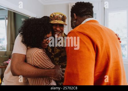 US-Veteranin reist zum Militärdienst. Junge Soldatinnen, die die Familie nach den Ferien verlassen und begrüssen. Stockfoto