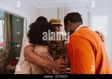 US-Veteranin reist zum Militärdienst. Junge Soldatinnen, die die Familie nach den Ferien verlassen und begrüssen. Stockfoto