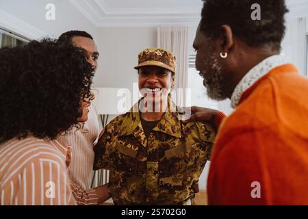 US-Veteranin reist zum Militärdienst. Junge Soldatinnen, die die Familie nach den Ferien verlassen und begrüssen. Stockfoto