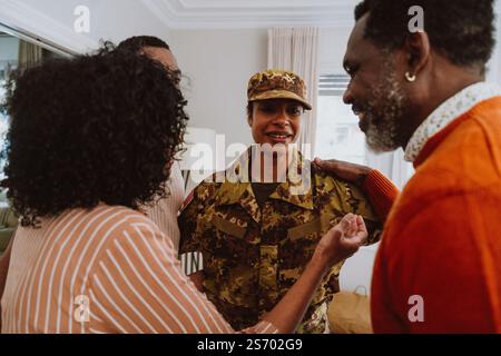 US-Veteranin reist zum Militärdienst. Junge Soldatinnen, die die Familie nach den Ferien verlassen und begrüssen. Stockfoto