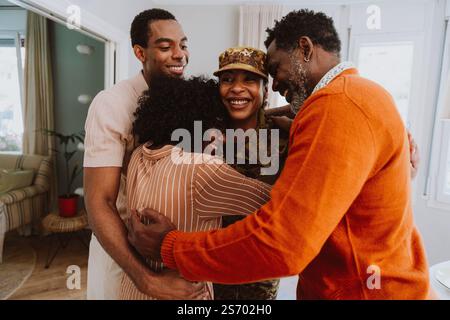 US-Veteranin reist zum Militärdienst. Junge Soldatinnen, die die Familie nach den Ferien verlassen und begrüssen. Stockfoto
