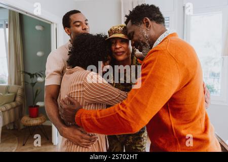 US-Veteranin reist zum Militärdienst. Junge Soldatinnen, die die Familie nach den Ferien verlassen und begrüssen. Stockfoto