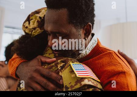 US-Veteranin reist zum Militärdienst. Junge Soldatinnen, die die Familie nach den Ferien verlassen und begrüssen. Stockfoto