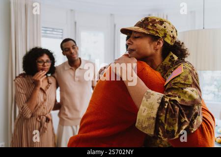 US-Veteranin reist zum Militärdienst. Junge Soldatinnen, die die Familie nach den Ferien verlassen und begrüssen. Stockfoto