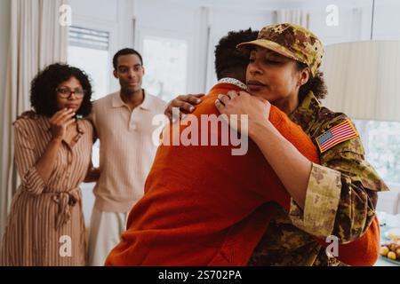 US-Veteranin reist zum Militärdienst. Junge Soldatinnen, die die Familie nach den Ferien verlassen und begrüssen. Stockfoto