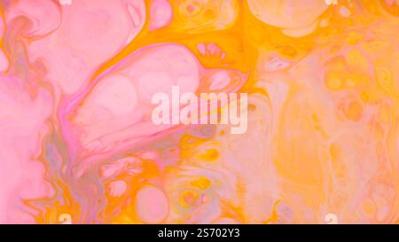 Strukturierter abstrakter Hintergrund mit wirbelnden Rosa- und Goldtönen auf flüssiger Oberfläche Stockfoto