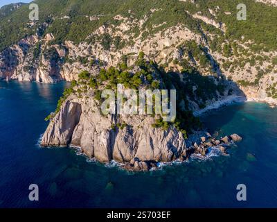 Küstenklippen und türkisfarbenes Wasser. Ein atemberaubender Blick aus der Luft auf eine felsige Insel. Stockfoto