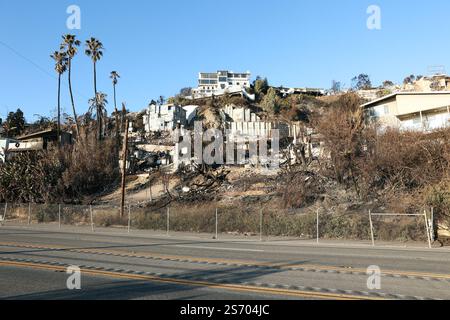Los Angeles, Usa. Januar 2025. Ein Haus, das durch den Lauffeuer in Palisades in der Nähe von Santa Monica Beach zerstört wurde. Katastrophengebiete im Stadtteil Pacific Palisades nach dem Waldbrand, der am 7. Januar 2025 in Los Angeles in den Santa Monica Mountains ausbrach. Foto: Christophe Michel/ABACAPRESS. COM Credit: Abaca Press/Alamy Live News Stockfoto