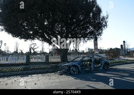 Los Angeles, Usa. Januar 2025. Ein Auto, das durch den Lauffeuer von Palisades zerstört wurde. Katastrophengebiete im Stadtteil Pacific Palisades nach dem Waldbrand, der am 7. Januar 2025 in Los Angeles in den Santa Monica Mountains ausbrach. Foto: Christophe Michel/ABACAPRESS. COM Credit: Abaca Press/Alamy Live News Stockfoto