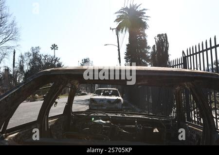 Los Angeles, Usa. Januar 2025. Autos brannten in Altadena ab, nachdem das Eaton-Feuer durchgegangen war. Katastrophengebiete in Pasadena und Altadena nach dem Durchzug des Eaton-Feuers nordöstlich von Los Angeles, der am dienstag, den 7. januar 2025 in Los Angeles begann. Foto: Christophe Michel/ABACAPRESS. COM Credit: Abaca Press/Alamy Live News Stockfoto