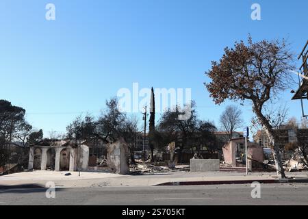 Los Angeles, Usa. Januar 2025. Verbrannte Häuser in Altadena, nachdem das Eaton-Feuer durchbrach. Katastrophengebiete in Pasadena und Altadena nach dem Durchzug des Eaton-Feuers nordöstlich von Los Angeles, der am dienstag, den 7. januar 2025 in Los Angeles begann. Foto: Christophe Michel/ABACAPRESS. COM Credit: Abaca Press/Alamy Live News Stockfoto