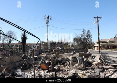 Los Angeles, Usa. Januar 2025. Verbrannte Häuser und Autos in Altadena, nachdem das Eaton-Feuer durchbrach. Katastrophengebiete in Pasadena und Altadena nach dem Durchzug des Eaton-Feuers nordöstlich von Los Angeles, der am dienstag, den 7. januar 2025 in Los Angeles begann. Foto: Christophe Michel/ABACAPRESS. COM Credit: Abaca Press/Alamy Live News Stockfoto