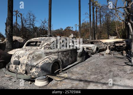 Los Angeles, Usa. Januar 2025. Autos brannten in Altadena ab, nachdem das Eaton-Feuer durchgegangen war. Katastrophengebiete in Pasadena und Altadena nach dem Durchzug des Eaton-Feuers nordöstlich von Los Angeles, der am dienstag, den 7. januar 2025 in Los Angeles begann. Foto: Christophe Michel/ABACAPRESS. COM Credit: Abaca Press/Alamy Live News Stockfoto