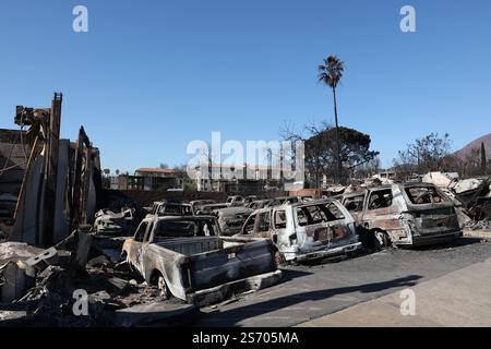 Los Angeles, Usa. Januar 2025. Autos brannten in Altadena ab, nachdem das Eaton-Feuer durchgegangen war. Katastrophengebiete in Pasadena und Altadena nach dem Durchzug des Eaton-Feuers nordöstlich von Los Angeles, der am dienstag, den 7. januar 2025 in Los Angeles begann. Foto: Christophe Michel/ABACAPRESS. COM Credit: Abaca Press/Alamy Live News Stockfoto