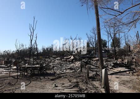 Los Angeles, Usa. Januar 2025. Häuser brannten in Pasadena nieder, nachdem das Eaton-Feuer durchbrach. Katastrophengebiete in Pasadena und Altadena nach dem Durchzug des Eaton-Feuers nordöstlich von Los Angeles, der am dienstag, den 7. januar 2025 in Los Angeles begann. Foto: Christophe Michel/ABACAPRESS. COM Credit: Abaca Press/Alamy Live News Stockfoto