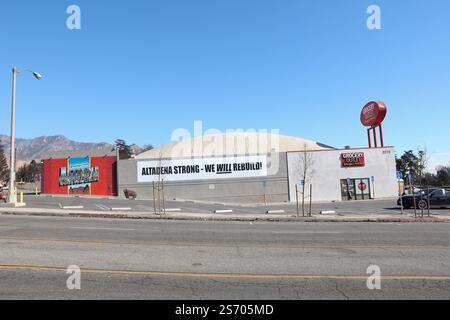 Los Angeles, Usa. Januar 2025. Ein Supermarkt mit dem Banner „Altadena stark, wir werden wieder aufbauen“. Katastrophengebiete in Pasadena und Altadena nach dem Durchzug des Eaton-Feuers nordöstlich von Los Angeles, der am dienstag, den 7. januar 2025 in Los Angeles begann. Foto: Christophe Michel/ABACAPRESS. COM Credit: Abaca Press/Alamy Live News Stockfoto