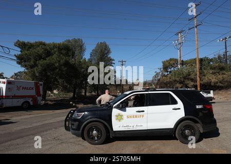 Los Angeles, Usa. Januar 2025. Das Polizeiauto blockiert den Zugang zum Eaton Forest. Katastrophengebiete in Pasadena und Altadena nach dem Durchzug des Eaton-Feuers nordöstlich von Los Angeles, der am dienstag, den 7. januar 2025 in Los Angeles begann. Foto: Christophe Michel/ABACAPRESS. COM Credit: Abaca Press/Alamy Live News Stockfoto