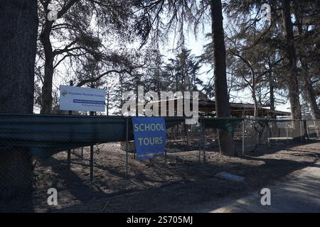 Los Angeles, Usa. Januar 2025. Eine Schule brannte ab, nachdem das Eaton Feuer durchbrach. Katastrophengebiete in Pasadena und Altadena nach dem Durchzug des Eaton-Feuers nordöstlich von Los Angeles, der am dienstag, den 7. januar 2025 in Los Angeles begann. Foto: Christophe Michel/ABACAPRESS. COM Credit: Abaca Press/Alamy Live News Stockfoto