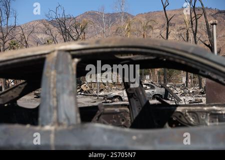 Los Angeles, Usa. Januar 2025. In Pasadena brannten Autos, nachdem das Eaton-Feuer durchbrach. Katastrophengebiete in Pasadena und Altadena nach dem Durchzug des Eaton-Feuers nordöstlich von Los Angeles, der am dienstag, den 7. januar 2025 in Los Angeles begann. Foto: Christophe Michel/ABACAPRESS. COM Credit: Abaca Press/Alamy Live News Stockfoto
